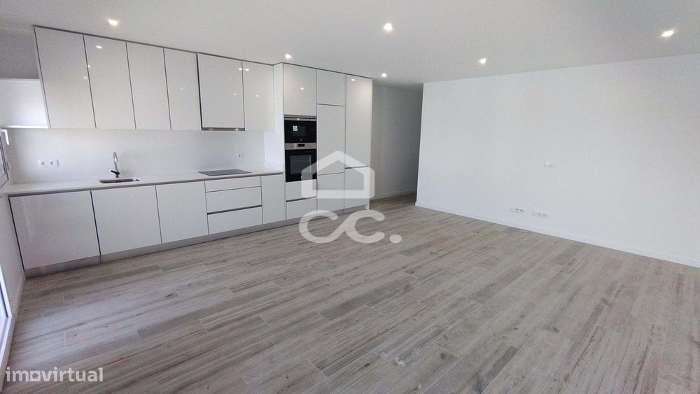 Apartamento tipo T-2 no centro de Pataias.