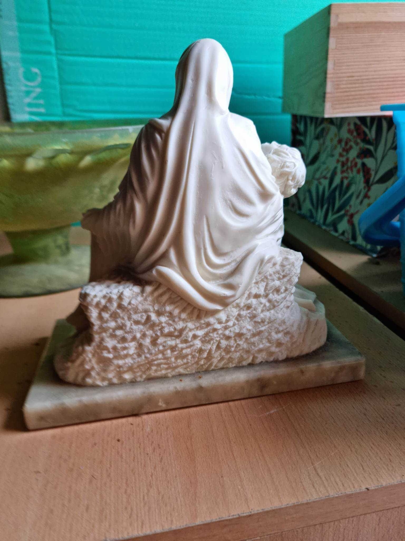 Włoska alabastrowa rzeźba "Pieta" miniatura pracy MIchała Anioła