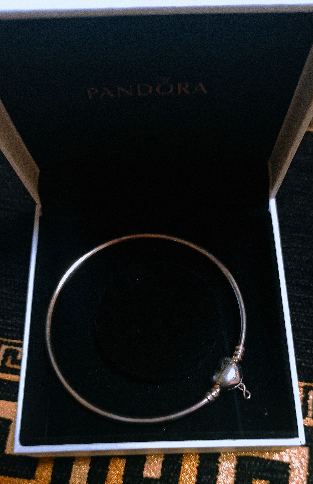 Pandora - браслет-бангл "Символ кохання"