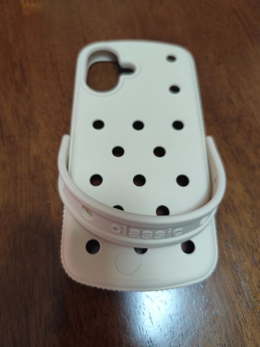 Capa iPhone 16 estilo Crocs
