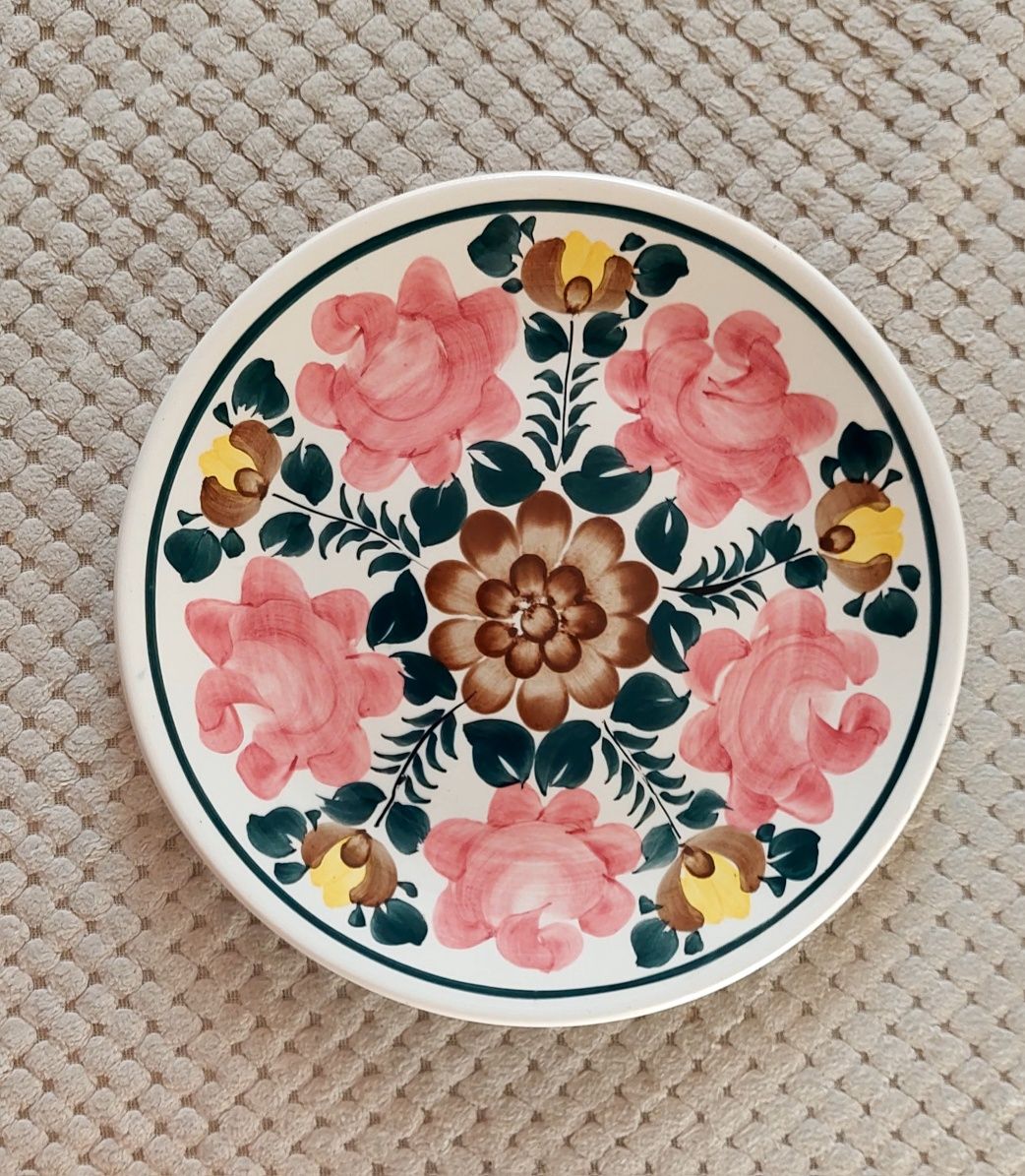 Ozdobny kolorowy talerz kwiaty ZF KOŁO PRL 24 cm + stojak