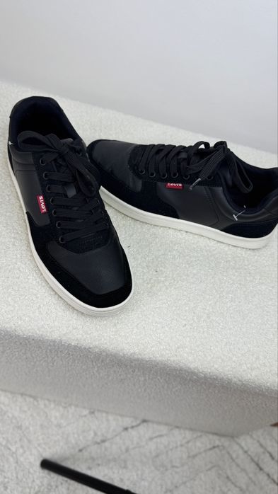 Кросівки від Levis