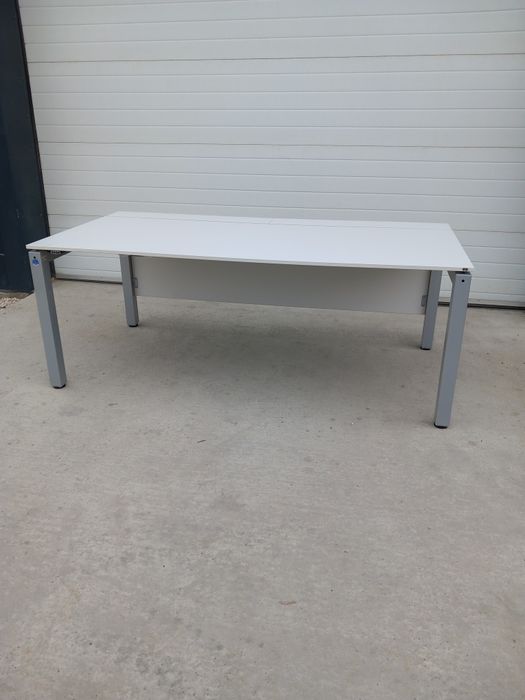 Biurko elektryczne z elektrycznie regulowanym blatem