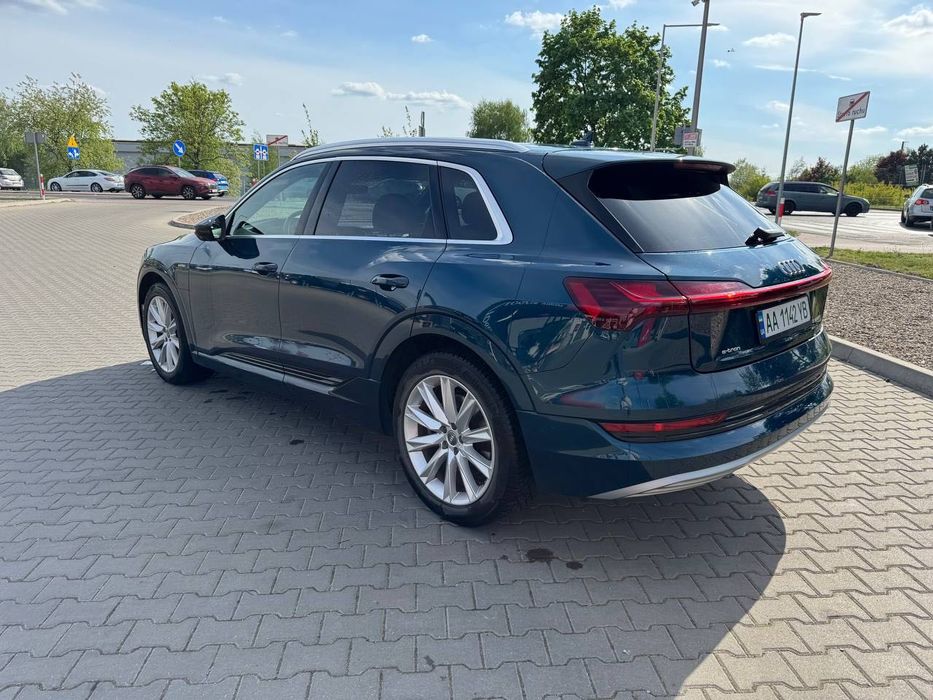 Авто Audi E-tron 55
