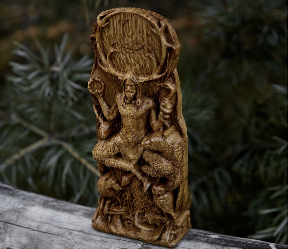 Статуетка з дерева - бог Кернуннос .