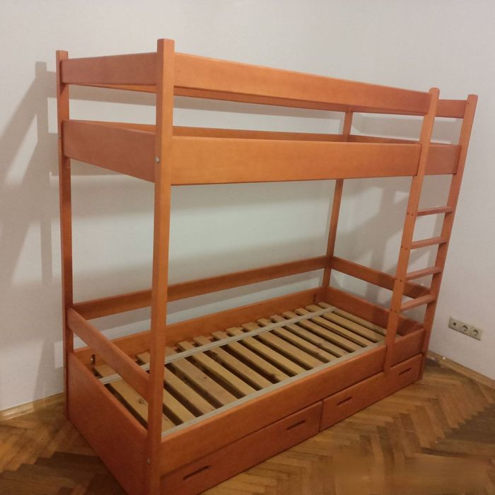 Двоярусне ліжко.