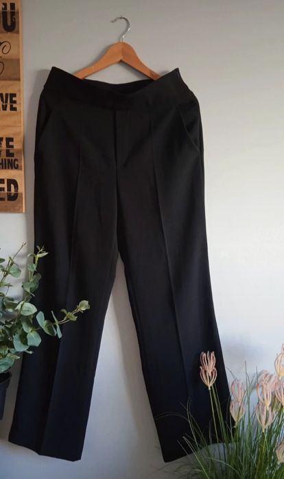 Damskie czarne spodnie garniturowe, do kostki rozm. 40