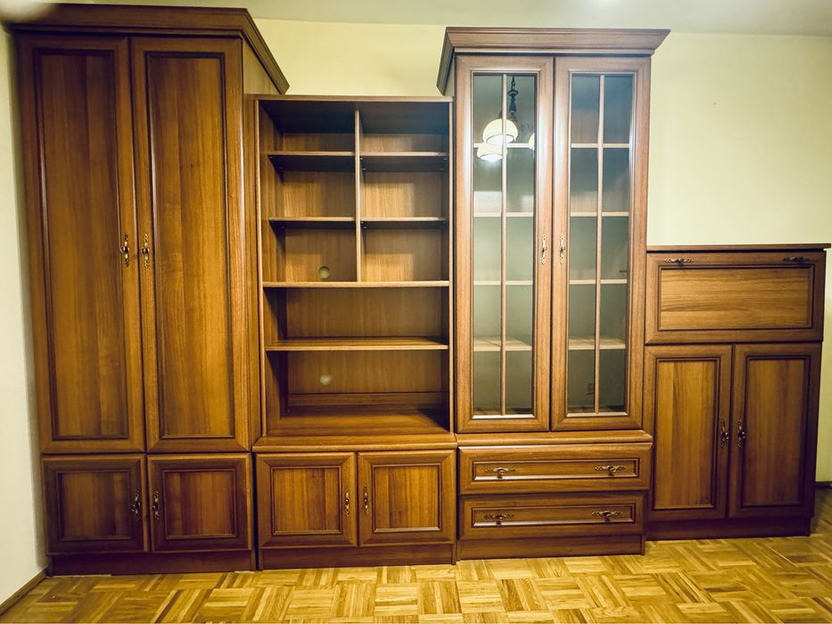Meble - regał do salonu - meblościanka: witryna i szafa