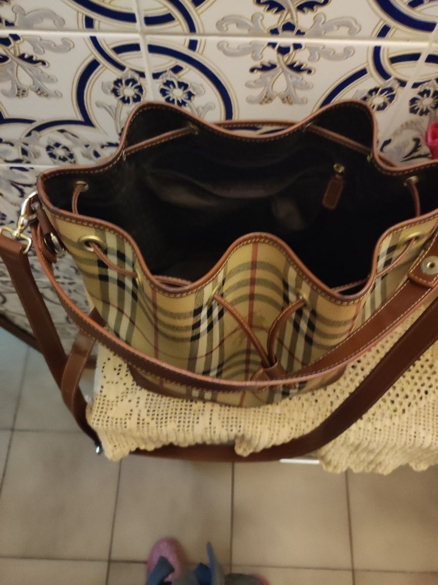 Mala Burberry linda e boa
