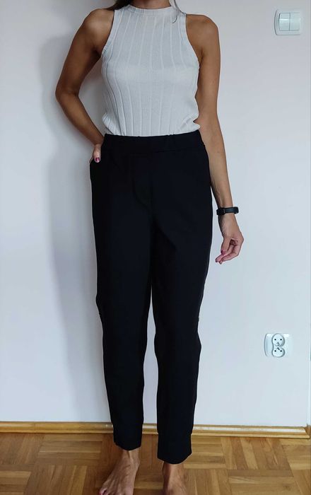 Czarne spodnie dresowe z lampasem w panterkę, rozmiar plus size 46