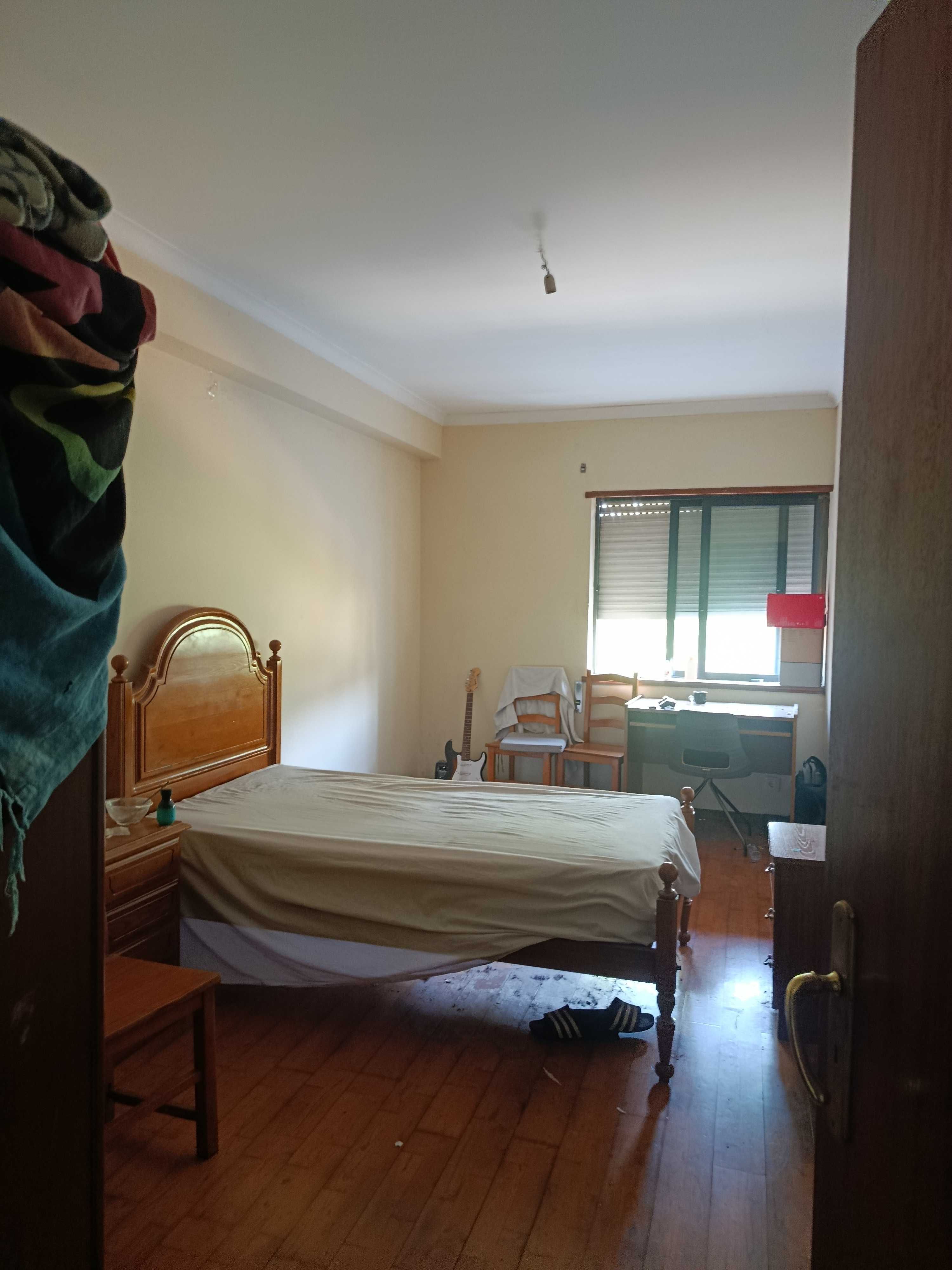 Arrendo casa t3 com água e luz entrada emediata