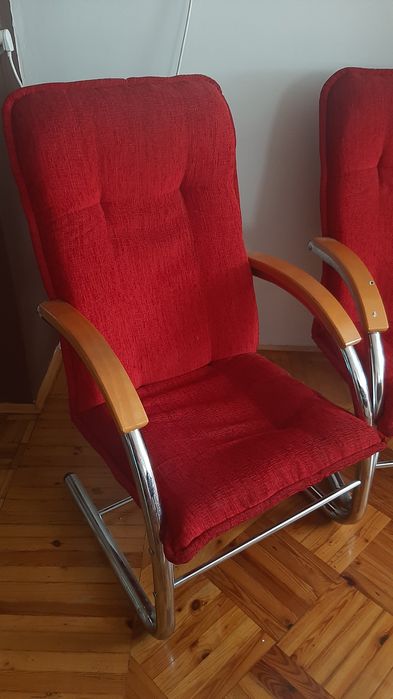 Fotele krzesła na giętych nogach czerwone