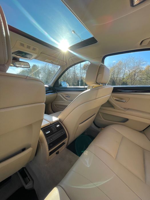 Автомобіль BMW 5 2012 року