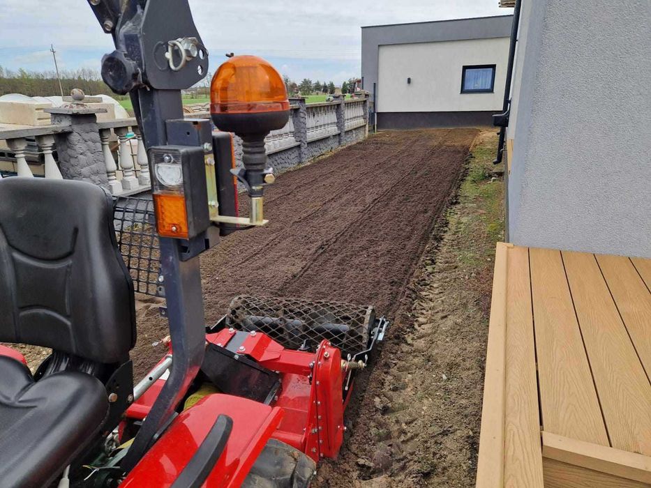 rownaie/,czysczenie terenu.koparka.ziemia przesiewana prace ogrodowe..