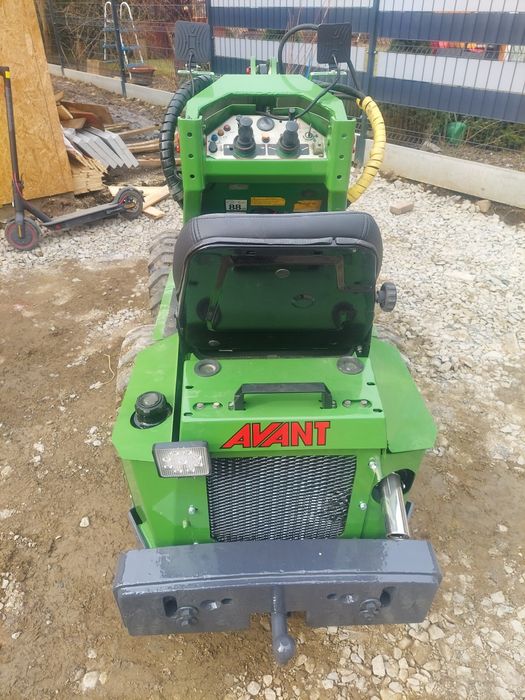 Mini ladowarka avant 320S+