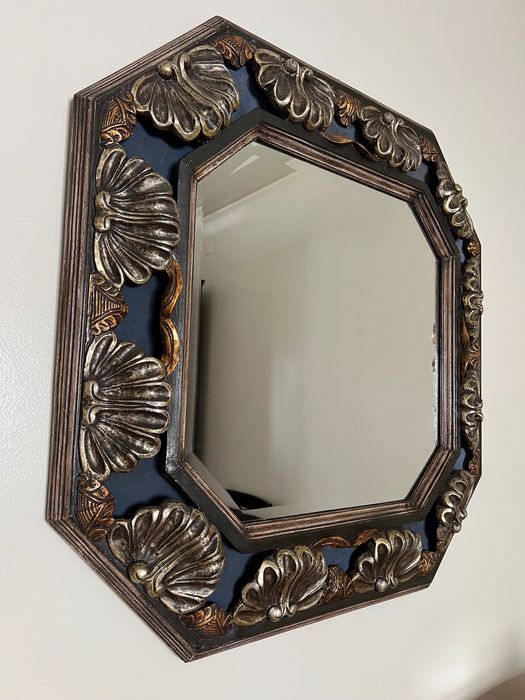 Espelho metálico quadrado com motivos prateados e dourados