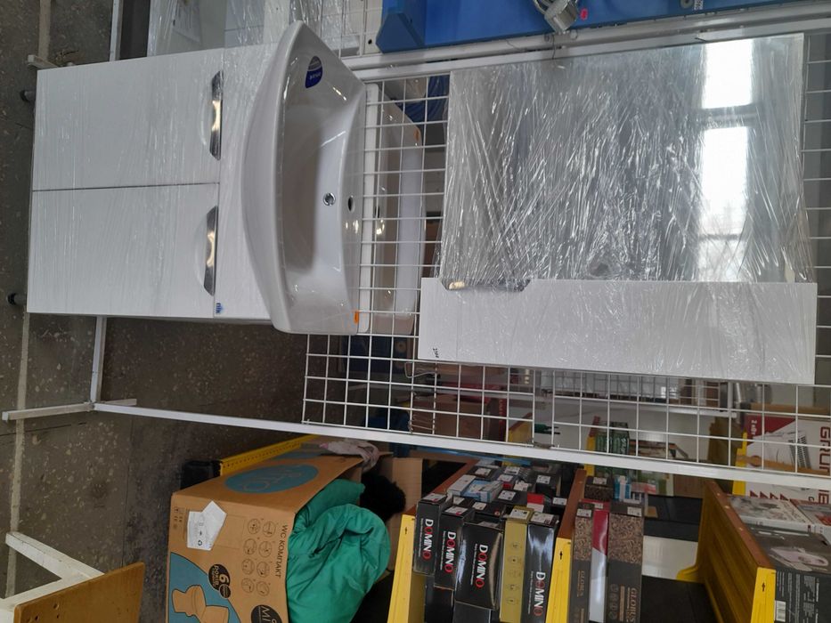 Умивальник на тумбі для ванної кімнати.