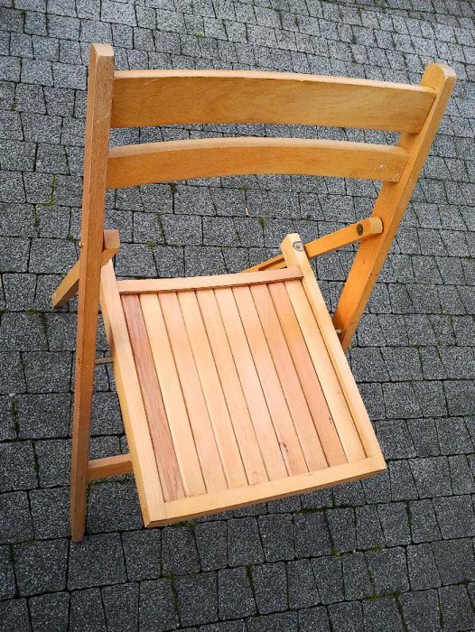 Krzesla drewniane.