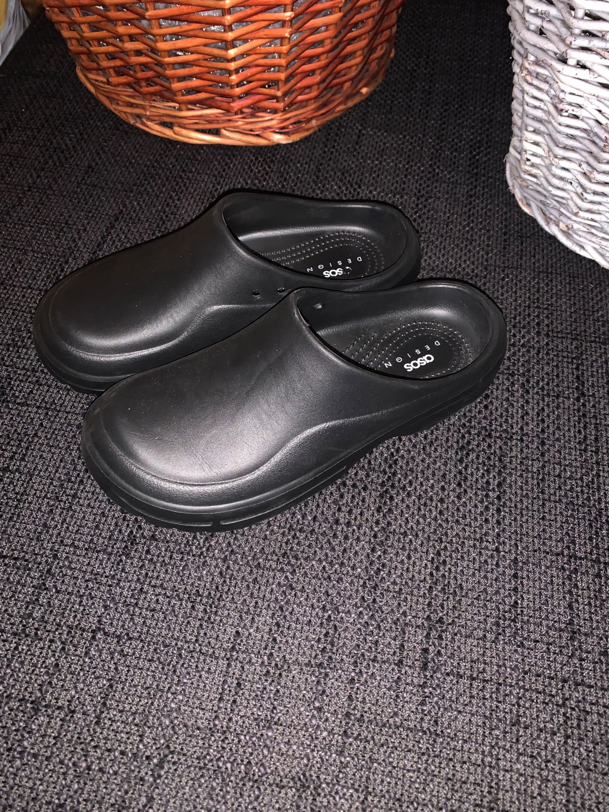 Buty czarne ogrodowe.