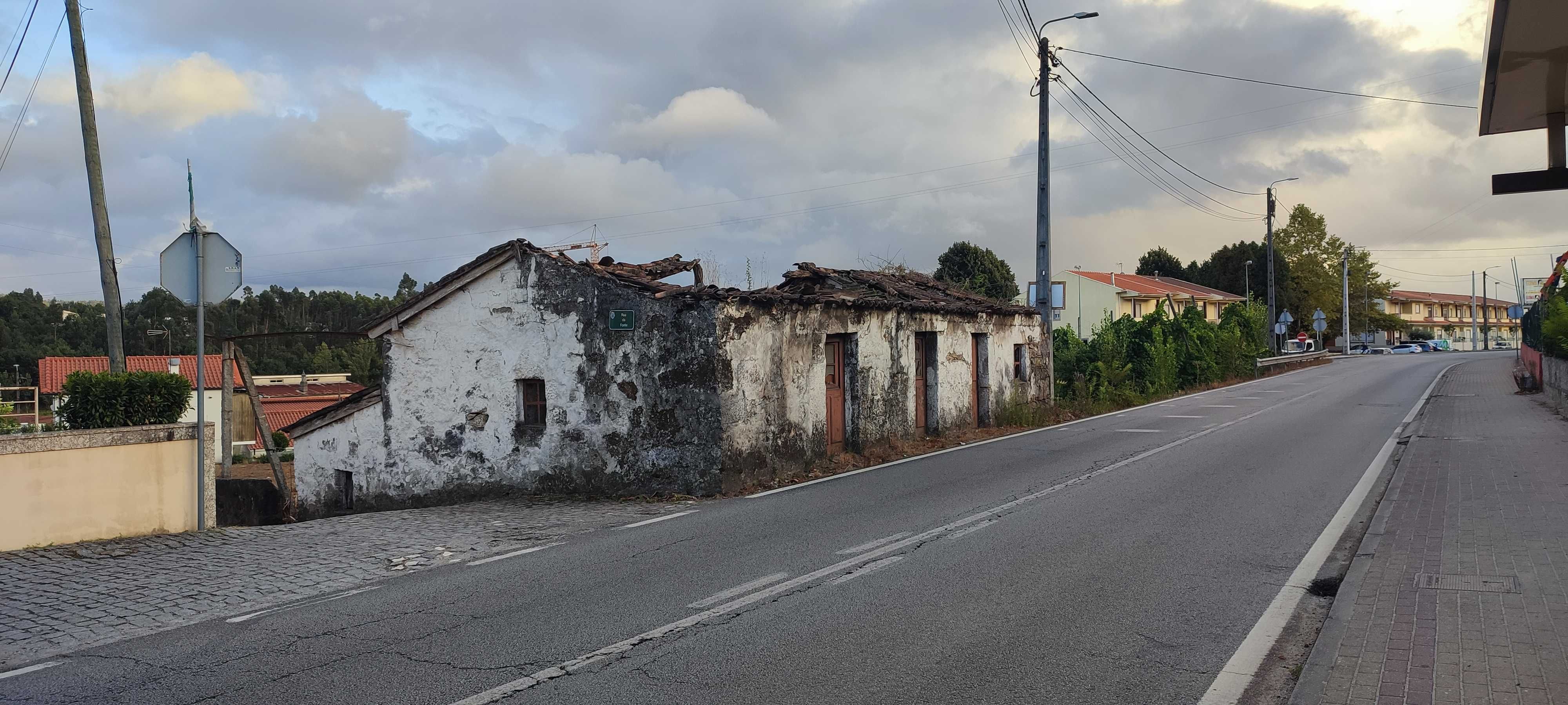 Vende-se Terreno Urbano 1711 m2 p/ construção de até 3 vivendas T3.