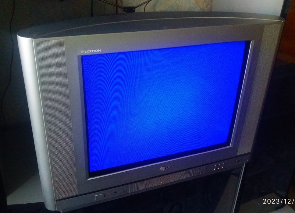 Продам цветной игровой телевизор "LG 21070" диагональ 22' + 2 пульта.
