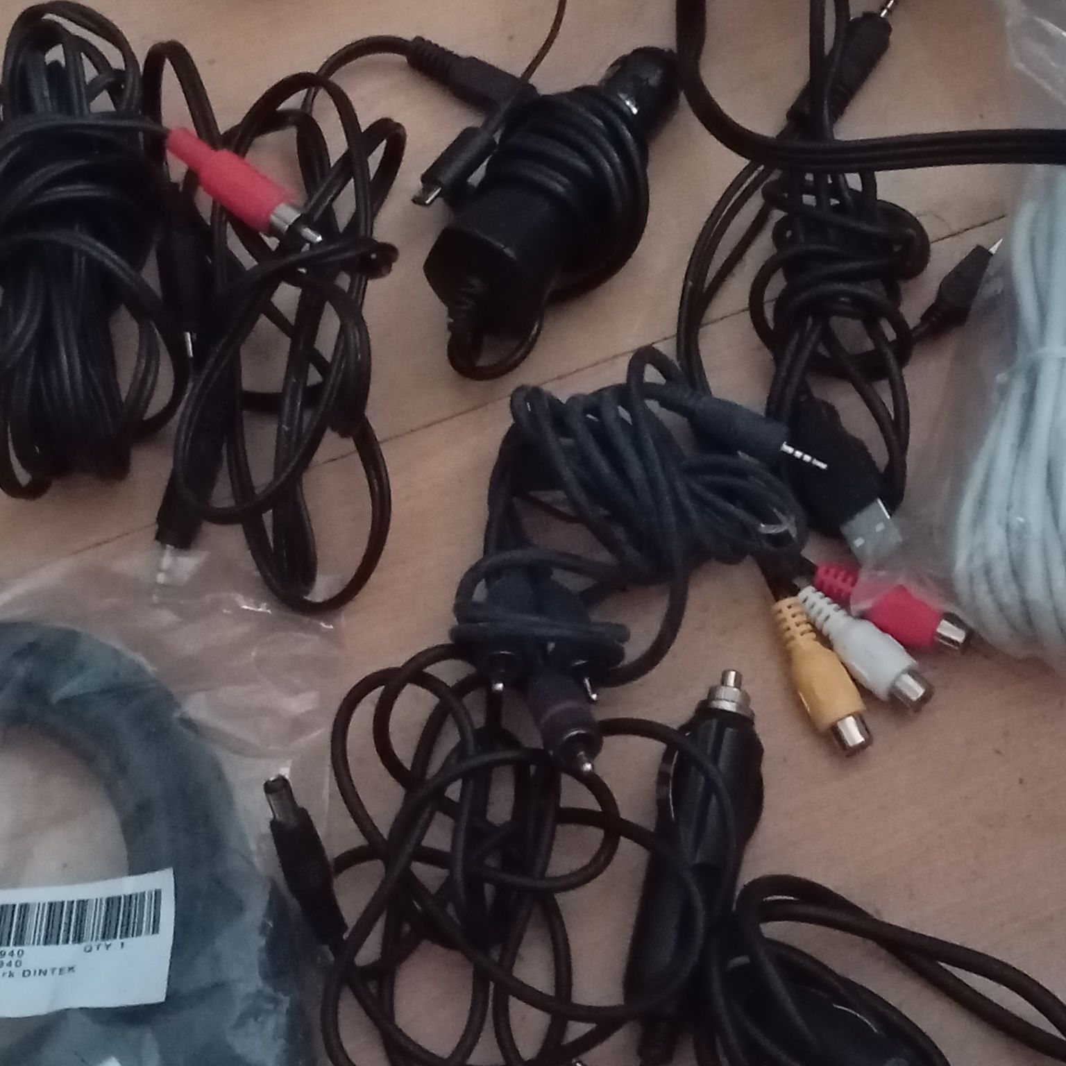 Graty elektryczne zasilacze konsole kable itp