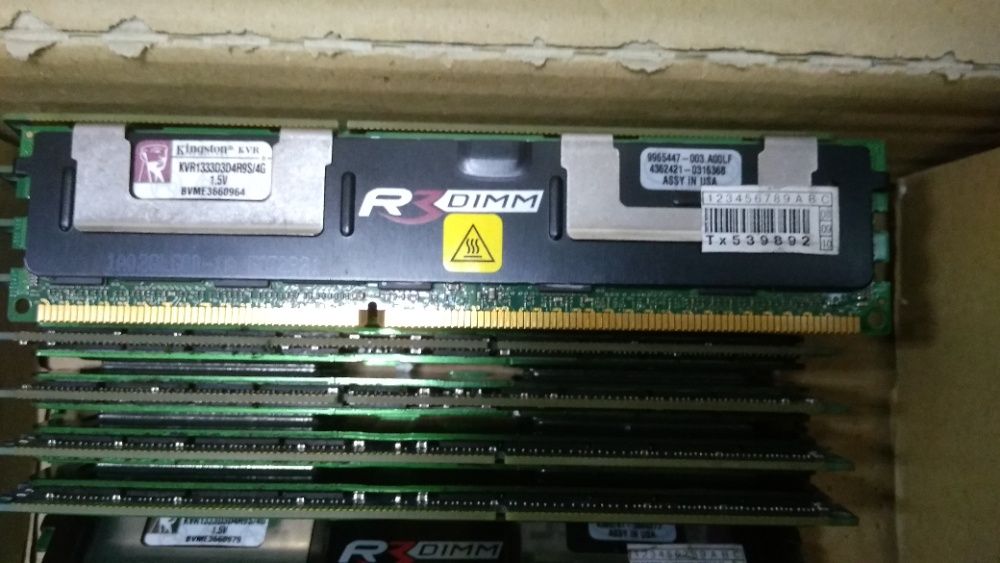 Память Kingston 4 GB DDR3 1333 MHz (KVR1333D3D4R9S/8G)