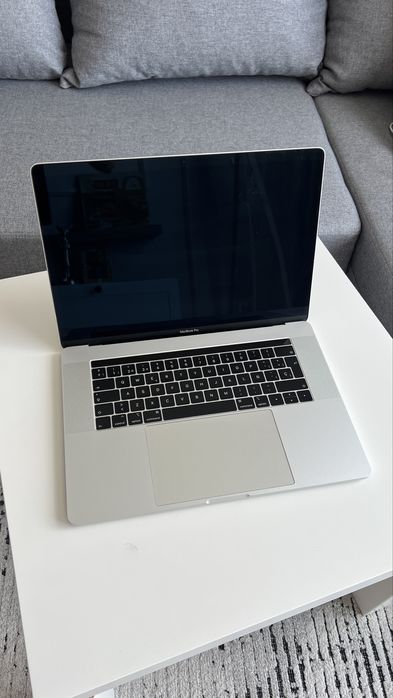 MacBook pro 15” 2019 RAM 16gb, core i9, touch ID