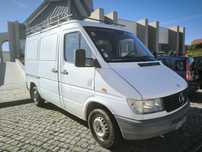 Sprinter com engate de reboque e grade
