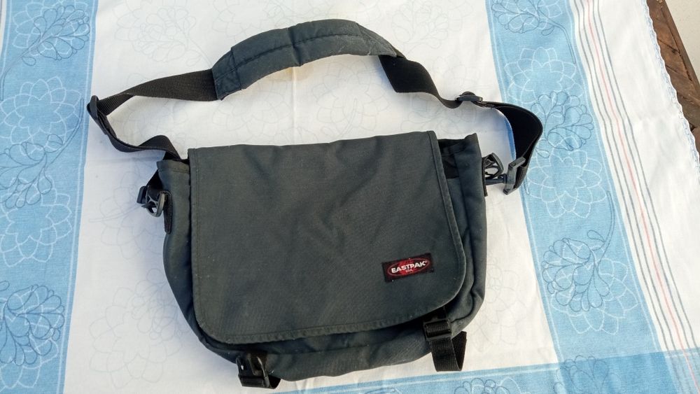 Mala Eastpak tiracolo azul escuro
