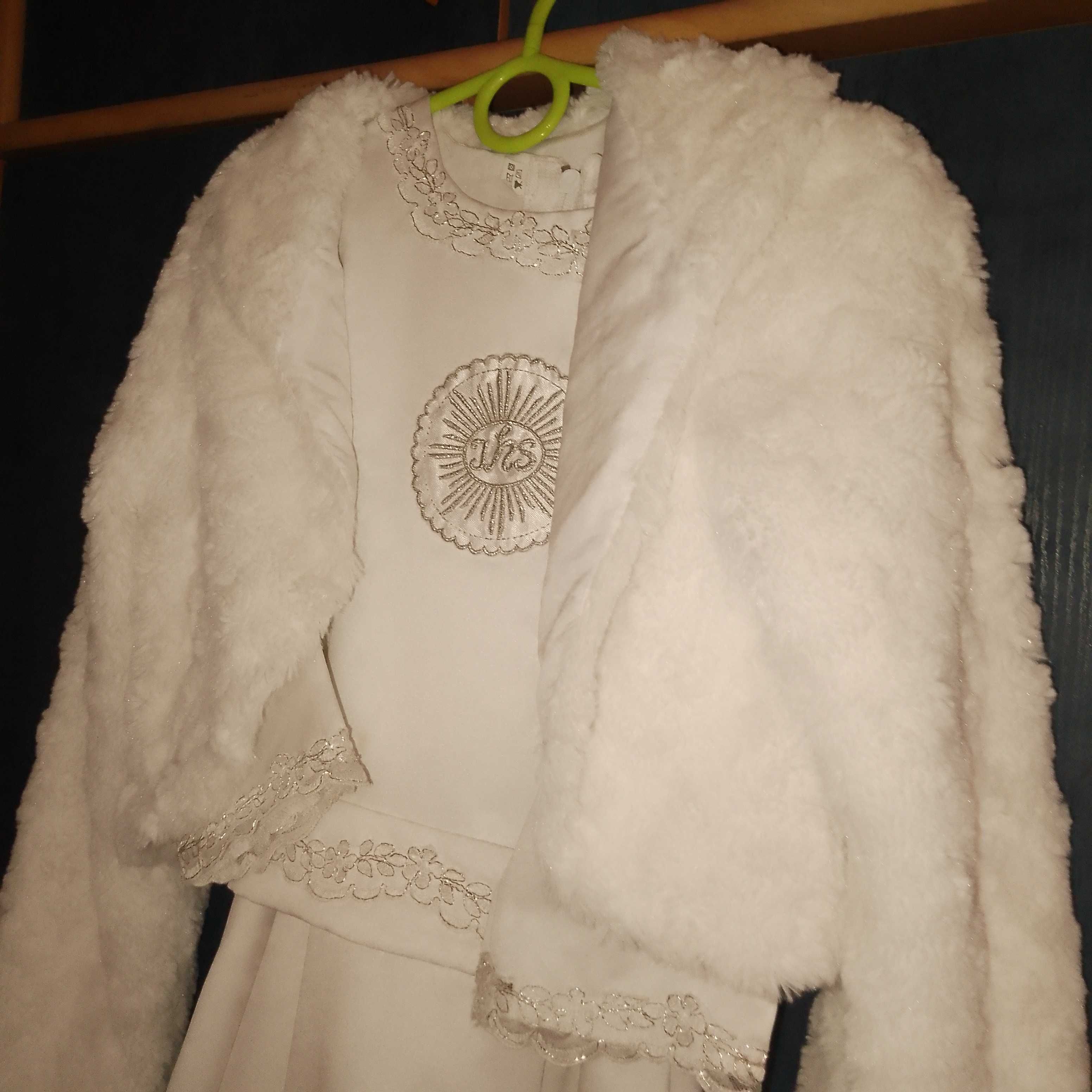 Prosta i elegancka sukienka komunijna z dodatkami