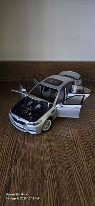 Bmw M5 F10 1:18 Full Open firmy Paragon