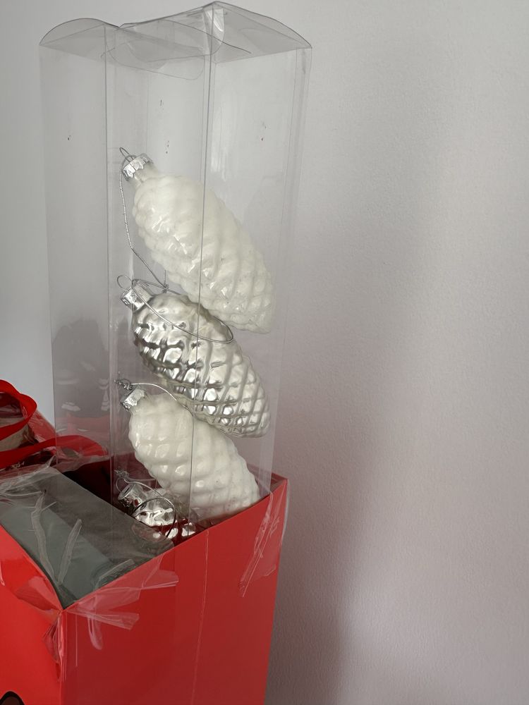 Bolas e pinhas para pinheiro natal
