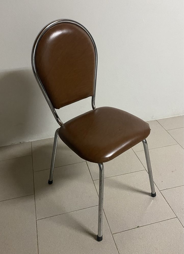Mesa de Madeira + 4 Cadeiras