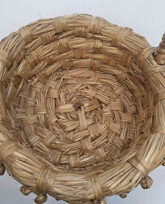 Piękny, ręcznie robiony koszyk ze słomy Wielkanoc