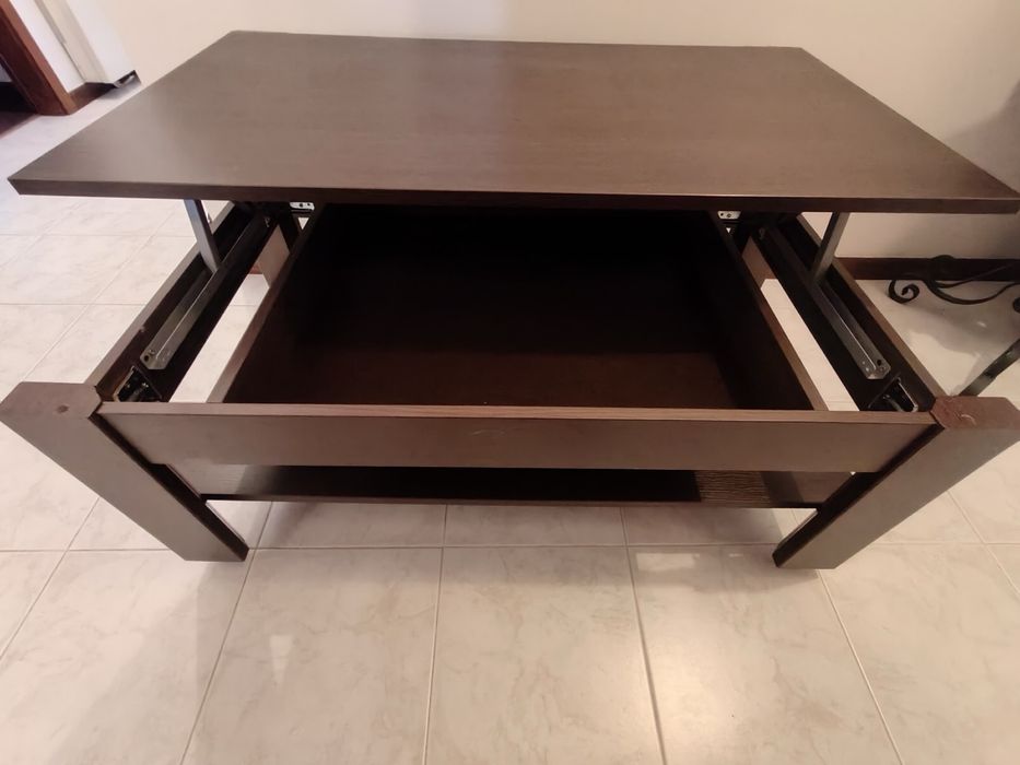 Mesa de centro em madeira com arrumação