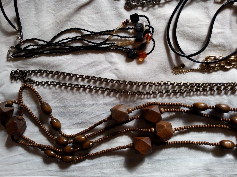 Conjunto de fios e colares