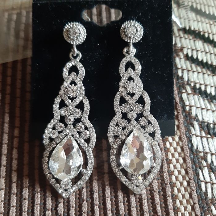 Новые нарядные серьги с камнями на выпуск свадьбу праздник торжество