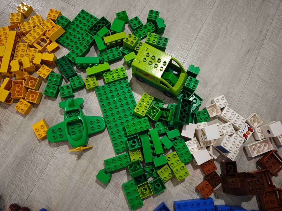 Duży zestaw LEGO DUPLO - setki elementów + figurki – godziny zabawy!
