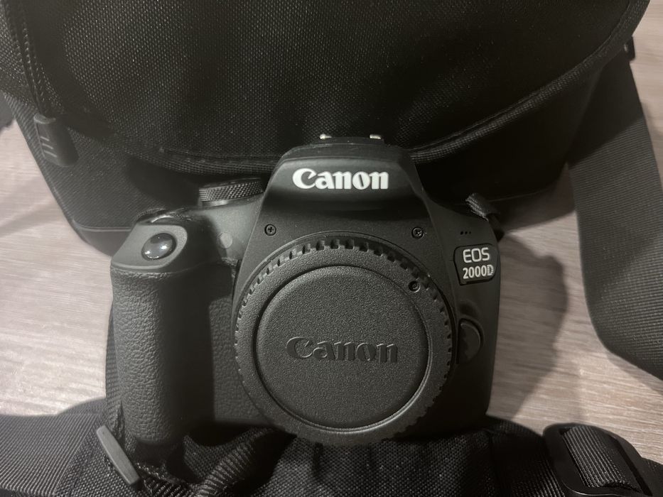 Maquina fotografica Canon EOS 2000D