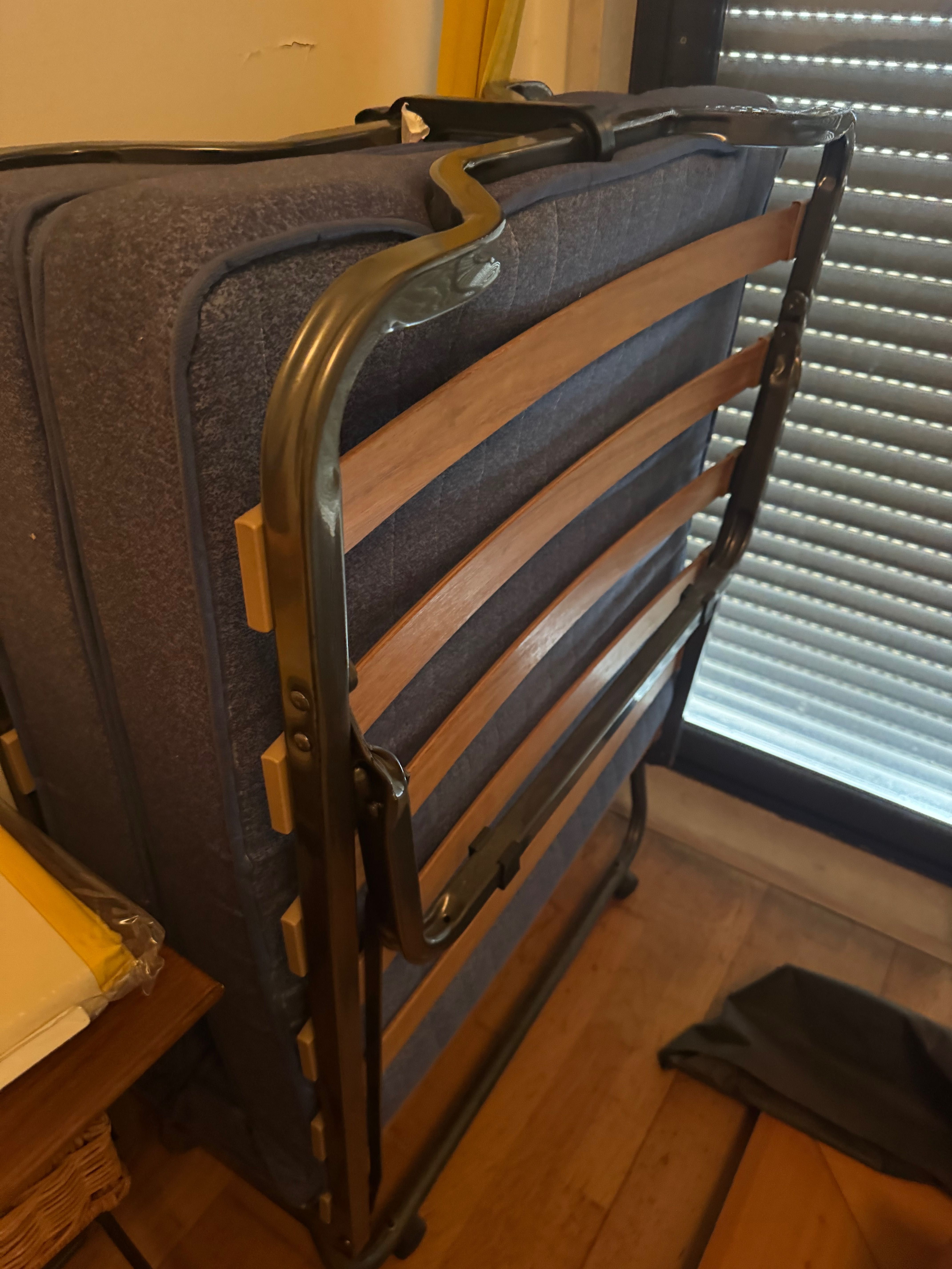 Cama dobrável com colchão – prática e confortável