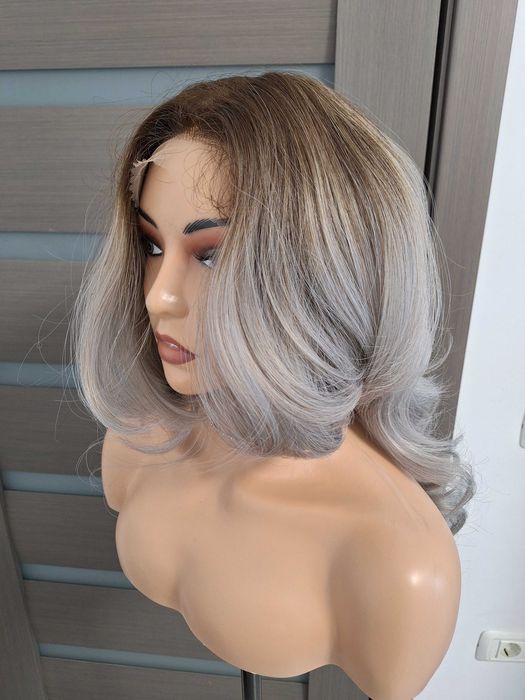 Peruka z koronką w platynowym blond ombre