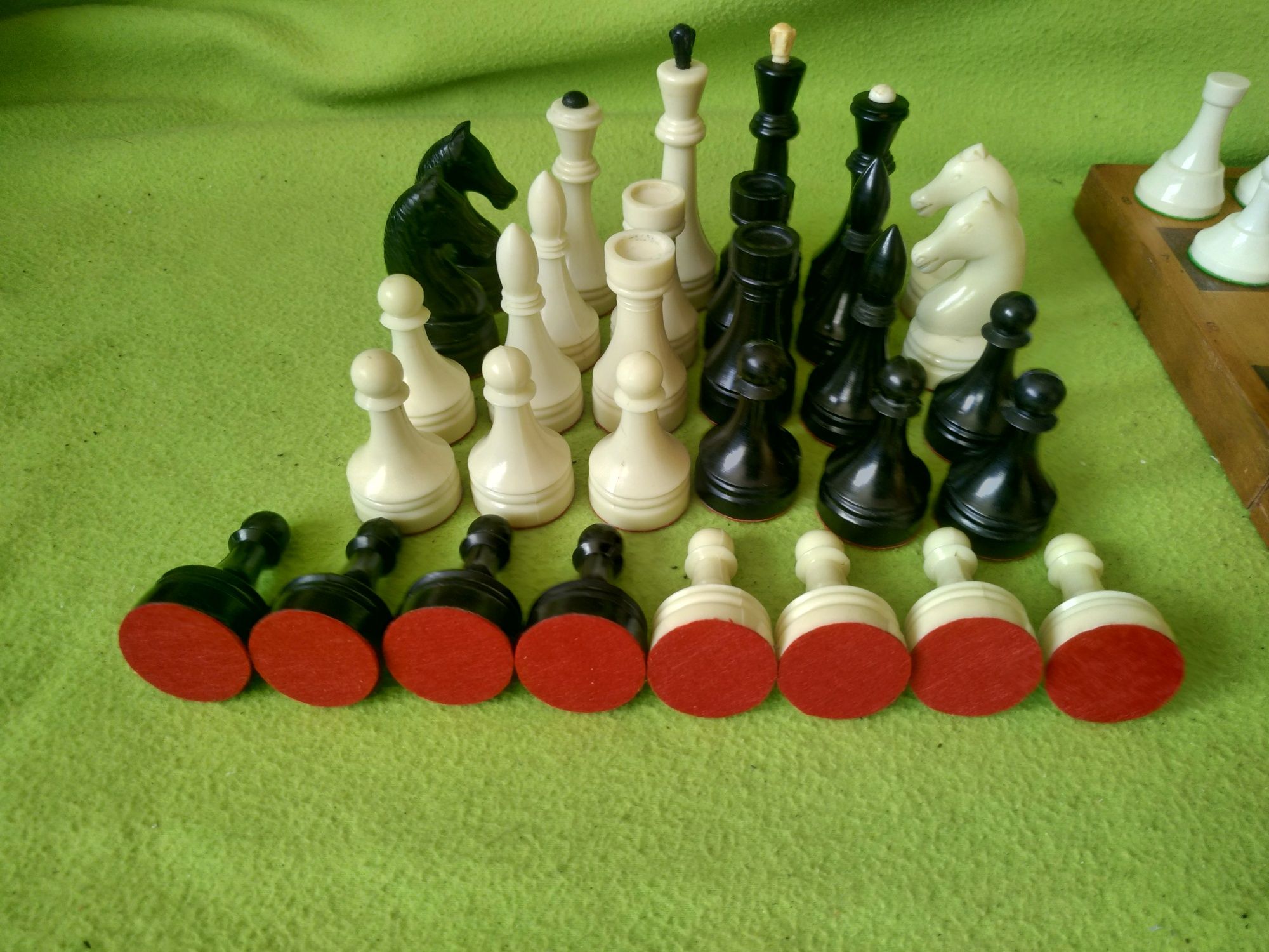 Шахматы ДВА КОМПЛЕКТА, шахи, карболит и г.Рига (Латвийская ССР)