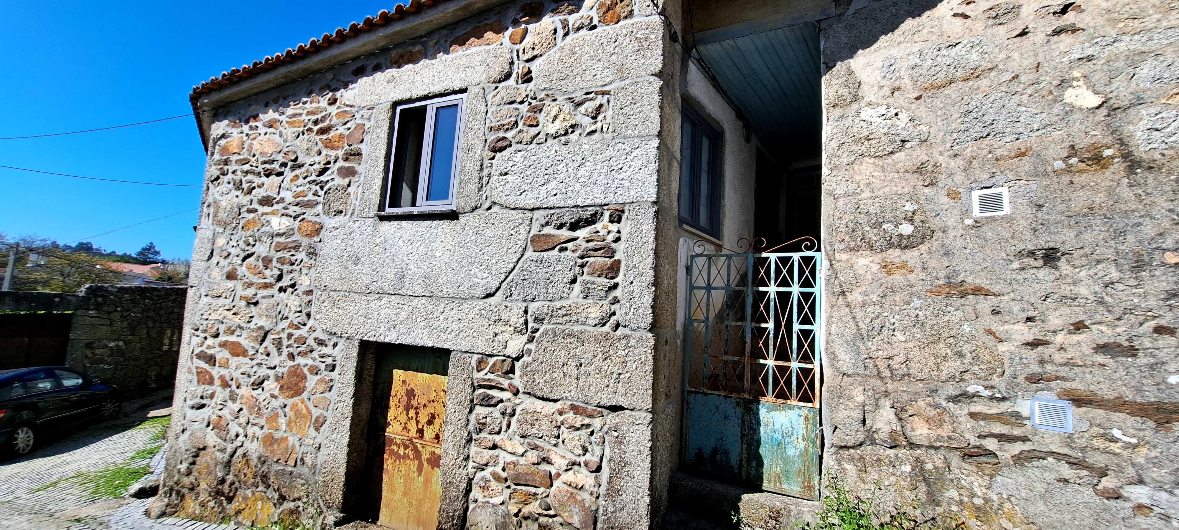 Casa em reconstrução, bem localizada na aldeia a 5 min do Sátão.