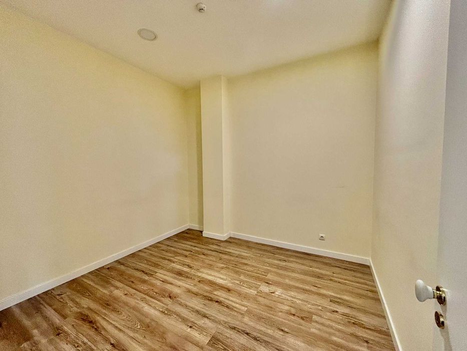 Escritório / Loja para arrendamento na Rua Professor Joaquim Bastos