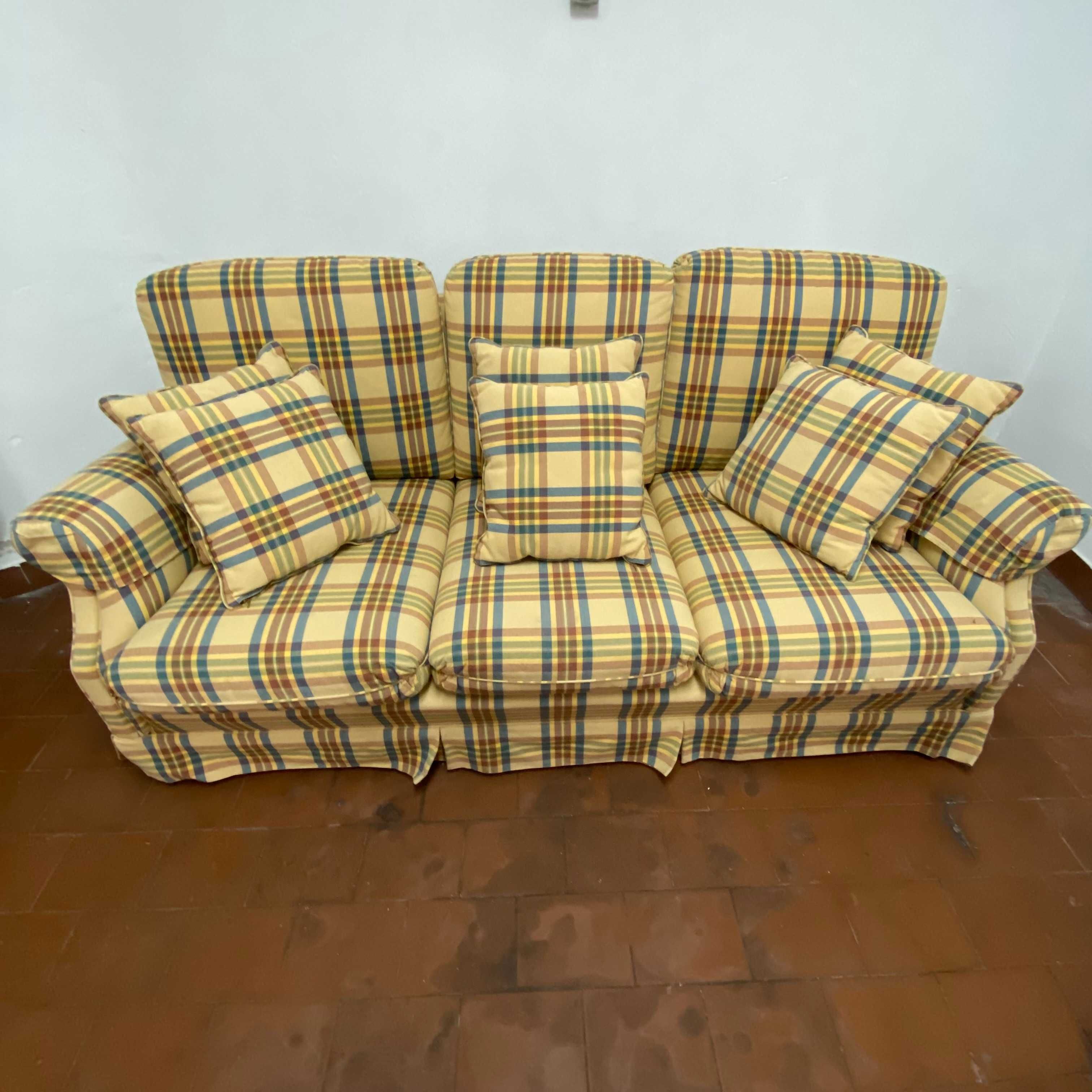 Sofá Clássico de 3 lugares