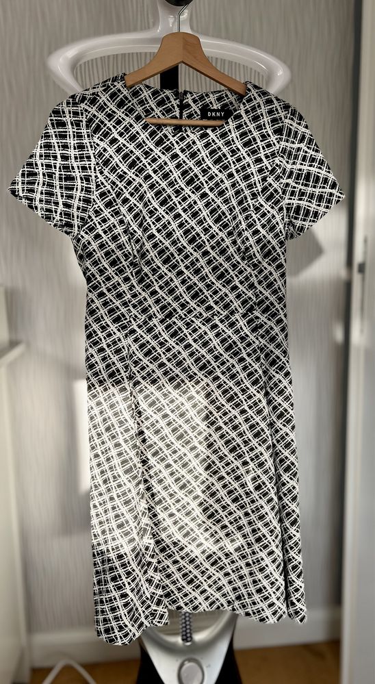 Sukienka damska DKNY rozkloszowana czarno-biała rozmiar 38