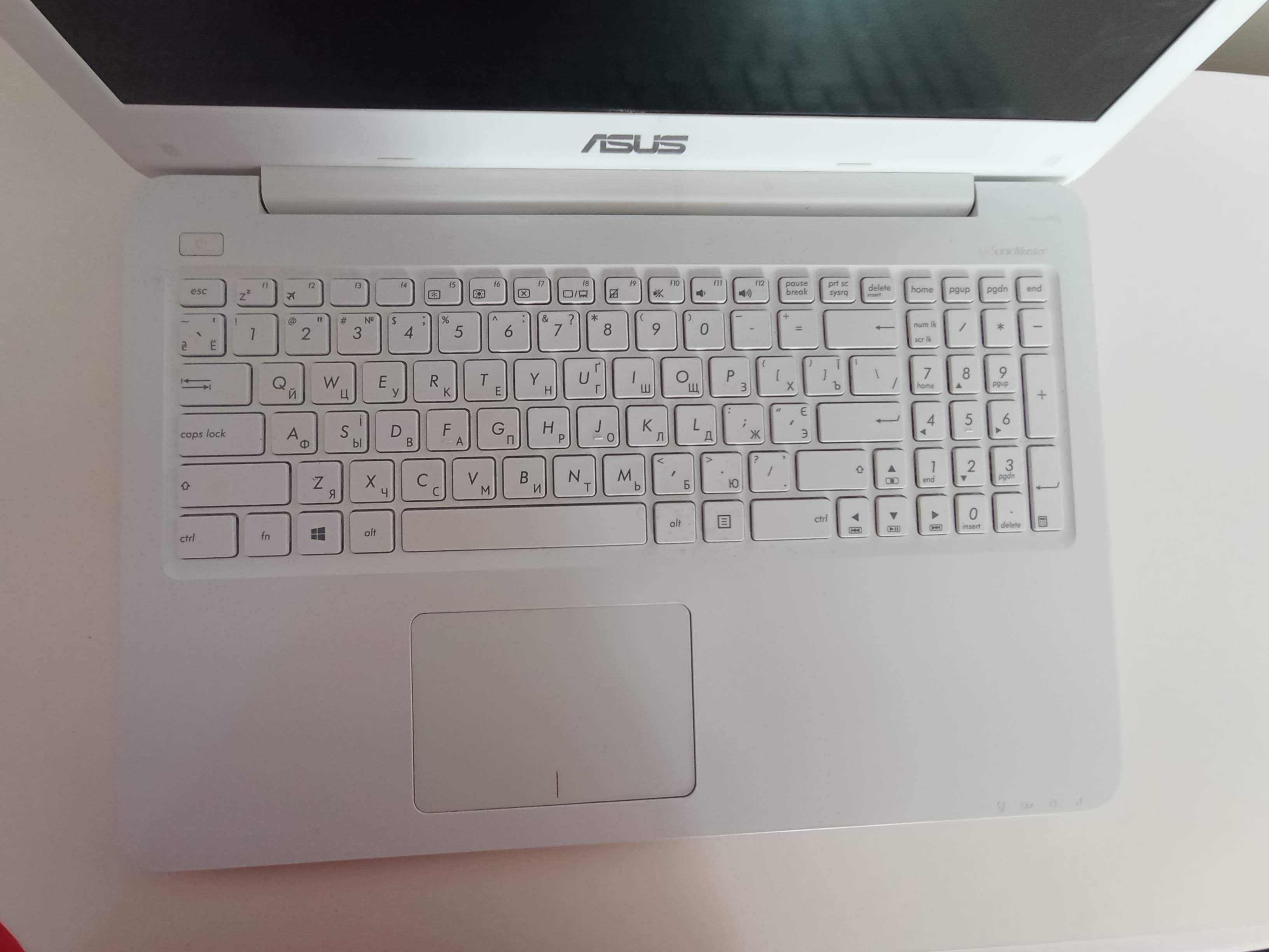 Ноутбук Asus білого кольору