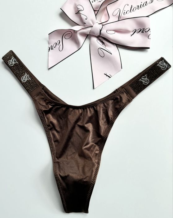 Brązowe stringi z kryształkami z logo Victoria’s Secret