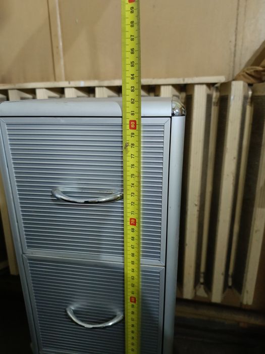 Aluminiowa szafka na płyty CD z systemem wiszących koszulek